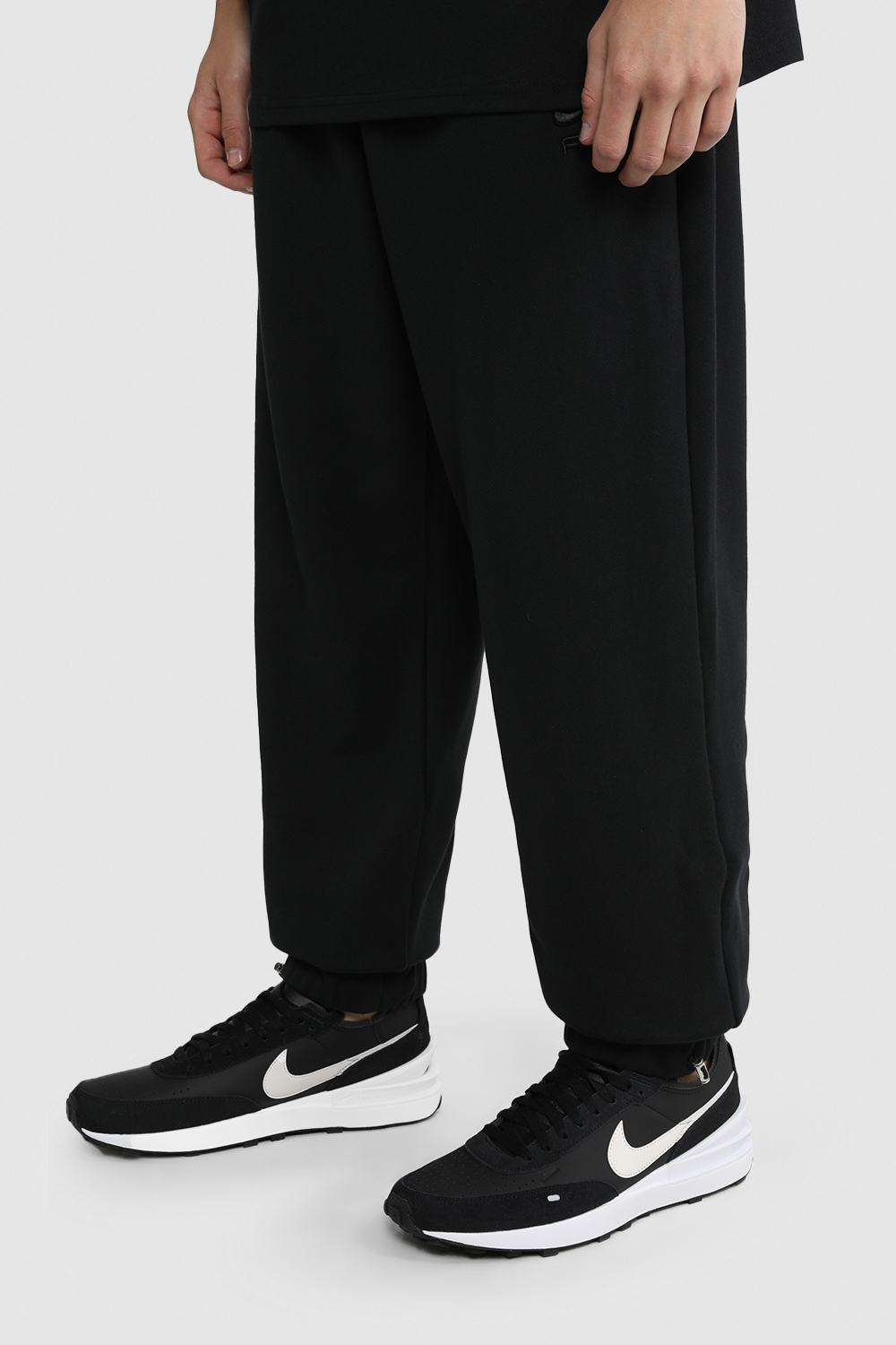 תמונת כל הלוק של נעלי סניקרס וואפל וואן מעור